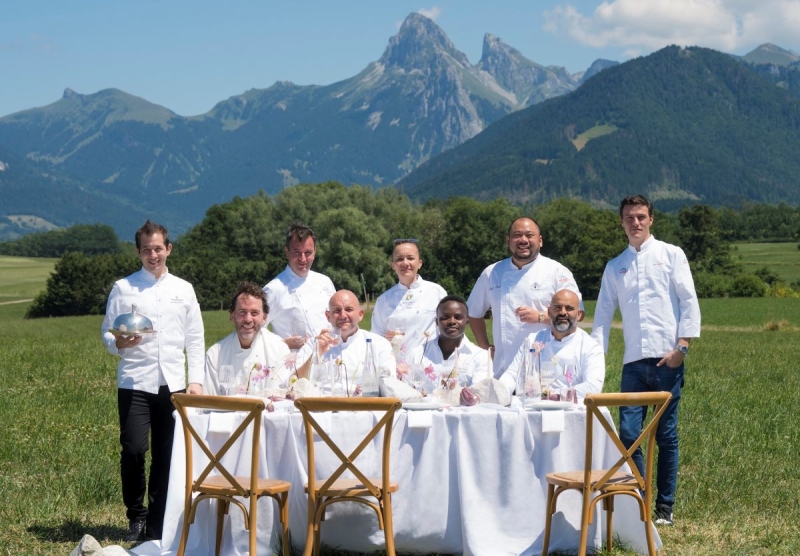 น้ำแร่ธรรมชาติจากเทือกเขาแอลป์ : Chef Arnaud Dunand-Sauthier จาก Maison Dunand กรุงเทพฯ ประเทศไทย และเชฟชื่อดังระดับโลก จัดงาน “The Summit of Fine Dining” สนับสนุนโดย evian โดยมีสองเชฟตัวแทนจากประเทศไทย
ร่วมถ่ายทอดศิลปะการปรุงอาหาร ที่ เมืองเอวิยอง-เลส์-แบงส์ สาธารณรัฐฝรั่งเศส