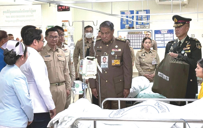 พระบาทสมเด็จพระเจ้าอยู่หัว ทรงพระกรุณาโปรดเกล้าโปรดกระหม่อมให้ นายพลากร สุวรรณรัฐ องคมนตรี
และ นายกมูลนิธิราชประชานุเคราะห์ฯ เชิญถุงพระราชทานและเครื่องอุปโภคบริโภคไปมอบแก่ทหารที่ได้รับ
บาดเจ็บ และราษฎรที่ได้รับผลกระทบจากสถานการณ์ความไม่สงบในพื้นที่จังหวัดชายแดนไทย-กัมพูชา
ณ จังหวัดอุบลราชธานี จังหวัดศรีสะเกษ จังหวัดสุรินทร์ และจังหวัดบุรีรัมย์ เมื่อวันเสาร์ที่ 26 กรกฎาคม 2568