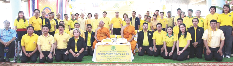 น้อมถวายเป็นพระราชกุศล : ชวนินทร์ วงศ์สถิตจิรกาล ผวจ.อ่างทอง ร่วมพิธีรับมอบข้าวสาร ตามโครงการเฉลิมพระเกียรติพระบาทสมเด็จพระวชิรเกล้าเจ้าอยู่หัว
เนื่องในโอกาสมหามงคลเฉลิมพระชนมพรรษา 73 พรรษา 28 กรกฎาคม 2568 โดย นัยฤทธิ์ จำเล ประธานสภาเกษตรกรแห่งชาติ สำนักงานสภาเกษตรกรแห่งชาติ ร่วมกับสำนักงานสภาเกษตรกรจังหวัดอ่างทอง เป็นเจ้าภาพมอบข้าวสารจำนวน 10 ตัน ให้แก่สถานสงเคราะห์เด็กกำพร้าและยากจนวัดสระแก้ว และร่วมกันถวายผ้าป่าแด่ พระวชิรสิกขการ เจ้าอาวาสวัดสระแก้ว ณ อาคารเทพกาญจนา สถานสงเคราะห์เด็กกำพร้าวัดสระแก้ว ต.บางเสด็จ อ.ป่าโมก จ.อ่างทอง