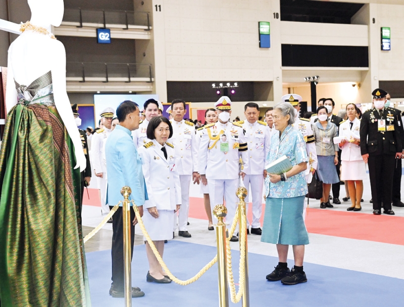 พระบาทสมเด็จพระเจ้าอยู่หัว ทรงพระกรุณาโปรดเกล้าโปรดกระหม่อมให้ สมเด็จพระกนิษฐาธิราชเจ้า กรมสมเด็จพระเทพ
รัตนราชสุดาฯ สยามบรมราชกุมารี เสด็จพระราชดำเนินแทนพระองค์ สมเด็จพระนางเจ้าสิริกิติ์ พระบรมราชินีนาถ พระบรมราชชนนีพันปีหลวง ไปทรงเปิดงาน “ตรานกยูงพระราชทาน สืบสานตำนานไหมไทย” ครั้งที่ 20 ประจำปี 2568
ณ ศูนย์แสดงสินค้าและการประชุมอิมแพ็ค เมืองทองธานี จังหวัดนนทบุรี เมื่อวันพุธที่ 30 กรกฎาคม 2568 เวลา 15.24 น.