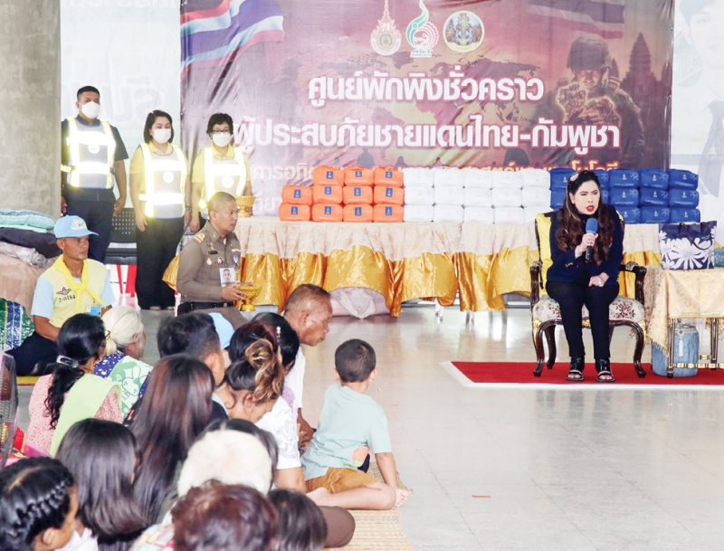 สมเด็จพระเจ้าน้องนางเธอ เจ้าฟ้าจุฬาภรณวลัยลักษณ์ อัครราชกุมารี กรมพระศรีสวางควัฒน วรขัตติยราชนารี เสด็จไปทรงเยี่ยมราษฎร และหน่วยแพทย์พระราชทาน โรงพยาบาลจุฬาภรณ์ ผลัดที่ 1 เพื่อดูแลสุขภาพและเยียวยาความเจ็บป่วย
ของประชาชนที่ได้รับผลกระทบจากสถานการณ์ความไม่สงบในพื้นที่ชายแดนไทย-กัมพูชา ณ ศูนย์พักพิงชั่วคราว มหาวิทยาลัยเทคโนโลยีราชมงคลอีสาน วิทยาเขตสุรินทร์ จังหวัดสุรินทร์ เมื่อวันพุธที่ 30 กรกฎาคม 2568 เวลา 09.25 น.