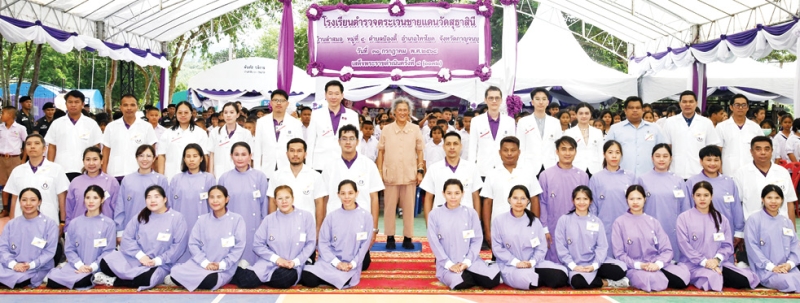 สมเด็จพระกนิษฐาธิราชเจ้า กรมสมเด็จพระเทพรัตนราชสุดาฯ สยามบรมราชกุมารี เสด็จพระราชดำเนินไปทรงติดตามการดำเนินโครงการตามพระราชดำริ ณ โรงเรียนตำรวจตระเวนชายแดนวัดสุธาสินี อำเภอไทรโยค จังหวัดกาญจนบุรี ปัจจุบันเปิดสอนชั้นปฐมวัยถึงประถมศึกษาปีที่ 6 มีนักเรียน 137 คน โอกาสนี้ ทรงเยี่ยมหน่วยแพทย์พระราชทาน จากโรงพยาบาลไทรโยค และโรงพยาบาลส่งเสริมสุขภาพตำบล บ้านบ้องตี้ เมื่อวันพฤหัสบดีที่ 31 กรกฎาคม 2568 เวลา 12.27 น.