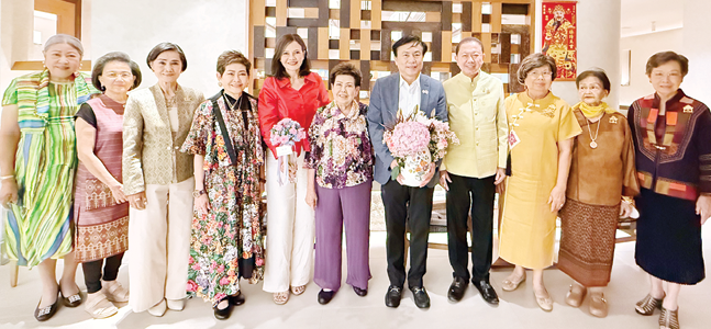 รับตำแหน่งใหม่ : คุณหญิงณัฐิกา วัธนเวคิน อังอุบลกุล ประธานสหพันธ์สมาคมสตรีนักธุรกิจและวิชาชีพฯ และคณะกรรมการ เลี้ยงยินดีให้กับ ดร.กฤษณะ
วจีไกรลาศ รองประธานหอการค้าไทย และ ยลดา รองหานาม ประธานหอการค้าจังหวัดนนทบุรี โดยมี จรรย์สมร วัธนเวคิน และ สนั่น อังอุบลกุล ร่วมงาน