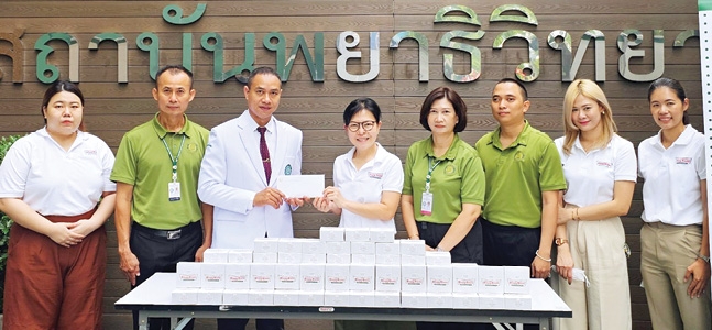 ร่วมพลังน้ำใจ : ดร.อุษณีย์ มหากิจศิริ ลีโอณีโอ ประธาน บจก.เคเอฟยู ส่งทีมพนักงานจิตอาสาไปมอบโดนัท คริสปี้ ครีม ให้แก่ พ.อ.นพ.ธีรวุฒิ สว่างวารี รอง
ผอ.กองธนาคารเลือดฯ เพื่อมอบให้ผู้มาบริจาคโลหิตสำรองเพื่อสถานการณ์ชายแดนประเทศไทย ที่ สถาบันพยาธิวิทยา ศูนย์อำนวยการแพทย์พระมงกุฎเกล้า