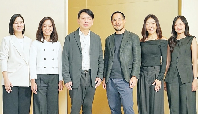 เหนือระดับ : ดร.ณัฐกิตติ์ ตั้งพูลสินธนา Chief Marketing Officer บมจ.เซ็นทรัลพัฒนา และ กวิน ตั้งอุทัยศักดิ์ Managing Director บจก.เดอะวันเซ็นทรัล ร่วมกันเปิดตัวแคมเปญ “The 1 Exclusive ก้าวสู่ความพิเศษไม่สิ้นสุดที่โซนร้านค้า” มอบเอกสิทธิ์เหนือระดับให้แก่สมาชิกคนสำคัญเพื่อช็อปในศูนย์การค้าเซ็นทรัลทั่วประเทศ
