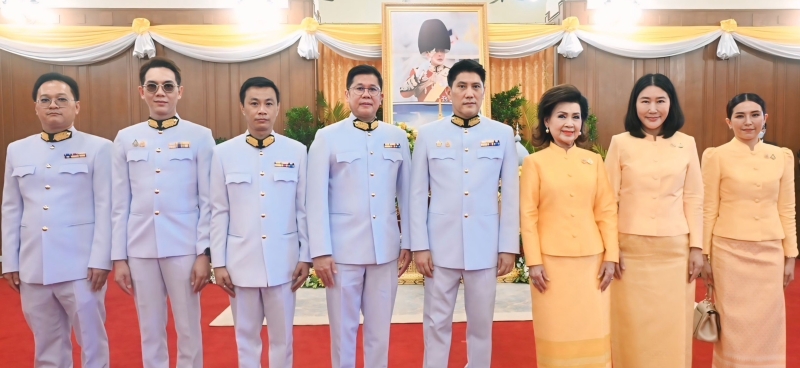 ถวายพระพรชัยมงคล : ละออ ตั้งคารวคุณ รองประธานผู้ก่อตั้ง บมจ.ทีโอเอ เพ้นท์ (ประเทศไทย), จตุภัทร์
ตั้งคารวคุณ ประธานเจ้าหน้าที่บริหาร และ ดร.อรุณี ตั้งคารวคุณ พร้อมด้วยพนักงาน บมจ.ทีโอเอ เพ้นท์ (ประเทศไทย) ร่วมกันทูลเกล้าทูลกระหม่อมถวายแจกันดอกไม้เบื้องหน้าพระบรมฉายาลักษณ์ และ
ลงนามถวายพระพรชัยมงคลพระบาทสมเด็จพระเจ้าอยู่หัว ณ ศาลาสหทัยสมาคม ในพระบรมมหาราชวัง