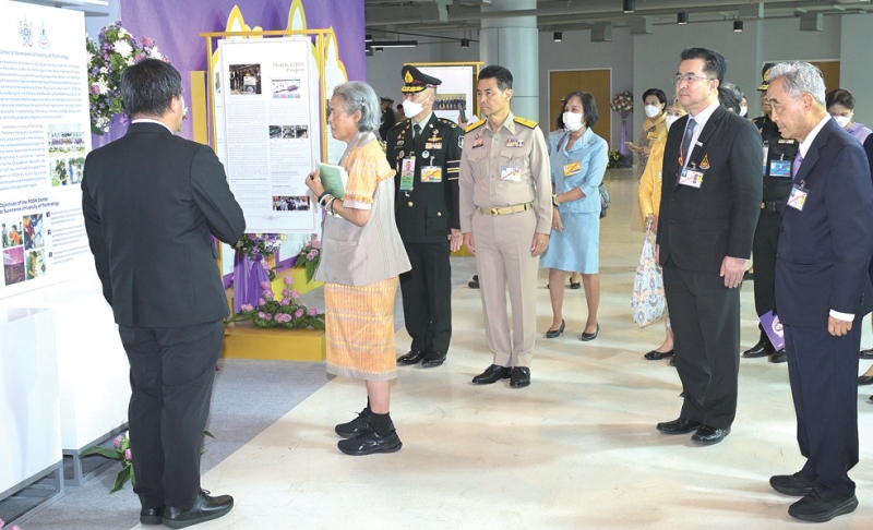 สมเด็จพระกนิษฐาธิราชเจ้า กรมสมเด็จพระเทพรัตนราชสุดาฯ สยามบรมราชกุมารี เสด็จพระราชดำเนินไปทรงเปิด Asian Science Camp 2025 เพื่อเฉลิมพระเกียรติ สมเด็จพระกนิษฐาธิราชเจ้า กรมสมเด็จพระเทพรัตนราชสุดาฯ สยามบรมราชกุมารี
ในโอกาสทรงเจริญพระชนมายุ 70 พรรษา ณ อาคารอำนวยการ อุทยานวิทยาศาสตร์ภูมิภาค ภาคตะวันออกเฉียงเหนือ 2
มหาวิทยาลัยเทคโนโลยีสุรนารี อำเภอเมือง จังหวัดนครราชสีมา เมื่อวันศุกร์ที่ 1 สิงหาคม 2568 เวลา 08.59 น.