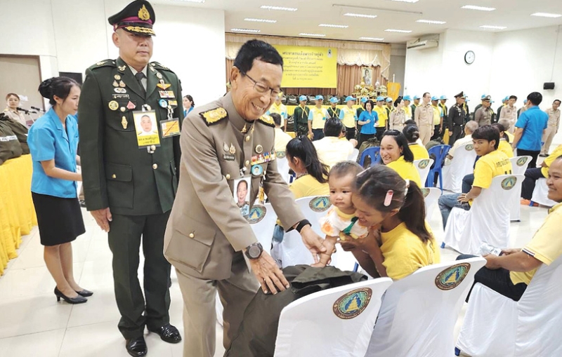พระบาทสมเด็จพระเจ้าอยู่หัว ทรงพระกรุณาโปรดเกล้าโปรดกระหม่อมให้ นายนุรักษ์ มาประณีต องคมนตรี ร่วมกับมูลนิธิราชประชานุเคราะห์ ในพระบรมราชูปถัมภ์ เชิญถุงพระราชทานและเครื่องอุปโภค-บริโภค จำนวน 1,000 ถุง ไปมอบแก่ผู้ประสบอุทกภัยในพื้นที่จังหวัดสุโขทัย ซึ่งได้รับอิทธิพลจากพายุดีเปรสชั่นวิภา
ณ หอประชุมที่ว่าการอำเภอสวรรคโลก จังหวัดสุโขทัย เมื่อวันพฤหัสบดีที่ 31 กรกฎาคม 2568