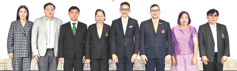 “เมืองไทยมอบทุนน้องน้อย” ครั้งที่ 36 : สาระ ล่ำซำ ประธานเจ้าหน้าที่บริหาร บมจ.เมืองไทยประกันชีวิต เป็นประธานในพิธีมอบทุนการศึกษาแก่เยาวชนที่เรียนดีแต่ขาดแคลนทุนทรัพย์จาก 19 โรงเรียนในพื้นที่เขตห้วยขวาง เขตดินแดง และเขตปทุมวัน รวมถึงบุตรหลานของเจ้าหน้าที่ในพื้นที่ทั้ง 3 เขต รวม 195 ทุน โดยมี ปัทมนิธิ เสนาณรงค์, ดร.บุษราคัม ศรีจันทร์, อิทธิพล อิงประสาร, ชุติสา ศาสตร์สาระ และ อุกฤษฎ์ องตระกูล ร่วมงาน ที่ นิทรรศน์รัตนโกสินทร์ ถนนราชดำเนินกลาง