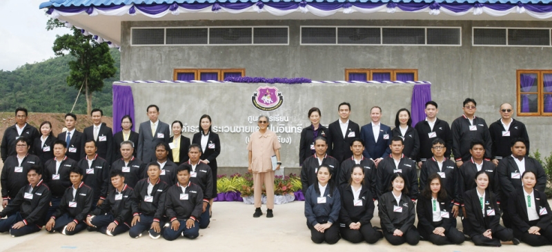 สมเด็จพระกนิษฐาธิราชเจ้า กรมสมเด็จพระเทพรัตนราชสุดาฯ สยามบรมราชกุมารี เสด็จพระราชดำเนินไปทรงเปิดศูนย์การเรียน
ตำรวจตระเวนชายแดนปูนอินทรี-มูลนิธิกรุงศรี (บ้านไกรเกรียง) อำเภอศรีสวัสดิ์ จังหวัดกาญจนบุรี สังกัดกองกำกับการตำรวจตระเวนชายแดนที่ 13 เปิดการเรียนการสอนเมื่อปี 2560 ในปี 2564 ได้ก่อสร้างศูนย์การเรียนแห่งใหม่ทดแทนพื้นที่เดิมซึ่งคับแคบ ประกอบด้วย อาคารเรียน, โรงอาหาร ฯลฯ เมื่อวันพฤหัสบดีที่ 31 กรกฎาคม 2568 เวลา 09.14 น.