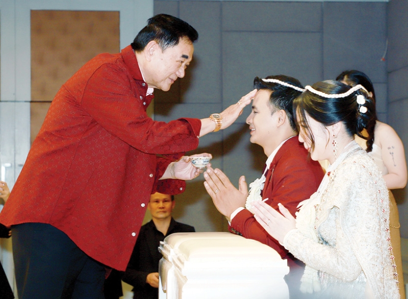 มงคลชีวิต : ดร.อัศวิน อิงคะกุล ประธานกรรมการบริหาร มิราเคิล กรุ๊ป เป็นประธานในพิธีหลั่งน้ำพระพุทธมนต์
อวยพรในงานมงคลสมรส ระหว่าง เบญญาภา ยังปลื้มจิตต์ บุตรี สินีนาฏ ยังปลื้มจิตต์ กับ ศิริวิทย์
กระแสเทพ บุตร พัชราวลัย สังข์พันธ์ เพื่อชีวิตคู่ที่มีความสุข ความเจริญ และเป็นสิริมงคล ท่ามกลางแขก
ที่มาร่วมแสดงความยินดีในงานอย่างอบอุ่น ที่ โรงแรมมิราเคิล แกรนด์ คอนเวนชั่น เขตหลักสี่ กรุงเทพฯ