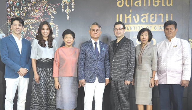อัตลักษณ์ไทย : ผศ.ดร.อนุชา ทีรคานนท์ ผอ.สถาบันส่งเสริมศิลปหัตถกรรมไทย (SACIT) แถลงข่าวการจัดงาน “อัตลักษณ์แห่งสยาม ครั้งที่ 16” ภายใต้แนวคิด “ส่งต่อภูมิปัญญา เสน่ห์งานหัตถกรรม” ระหว่างวันที่ 20 - 24 ส.ค.2568 ที่ศูนย์การค้าเอ็มควอเทียร์ โดยมี แสงระวี สิงหวิบูลย์, และ วรรณภรณ์ เกตุทัต ร่วมงาน