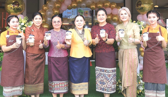 ขยายสาขา : จุไรวรรณ หยวน ผอ.อาวุโสสายงานพัฒนาธุรกิจ บจก.กาแฟพันธุ์ไทย
และ อิงคลดา ไชเจริญทรัพย์ กก.บจก.มัลติเพล็กซ์ ผู้บริหารแบรนด์ “ปันคาเฟ่”
ในสปป.ลาว ร่วมกันขยาย 2 สาขาใหม่ในสะหวันนะเขต และบ้านฮ่องแก
ด้วยกลยุทธ์สร้างพื้นที่ Community Hub ในคอนเซปต์ Café & Restaurant
