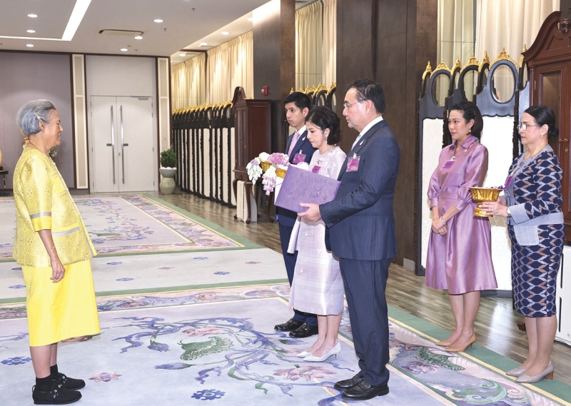 สมเด็จพระกนิษฐา
ธิราชเจ้า กรมสมเด็จ
พระเทพรัตนราชสุดาฯ สยามบรม
ราชกุมารี เสด็จออก
ณ วังสระปทุม พระราชทานพระราช
วโรกาสให้ นายสารัชถ์ รัตนาวะดี ประธานเจ้าหน้าที่บริหาร บริษัท กัลฟ์
ดีเวลลอปเมนท์ จำกัด (มหาชน) พร้อมครอบครัว และเจ้าหน้าที่บริษัทฯ เฝ้าทูลละอองพระบาท ทูลเกล้าทูลกระหม่อมถวายเงินสมทบทุนมูลนิธิเทพรัตนเวชชานุกูล
ซึ่งสนับสนุน
โรงพยาบาลชุมชนต่างๆ
เมื่อวันอังคารที่
5 สิงหาคม 2568 เวลา 15.02 น.