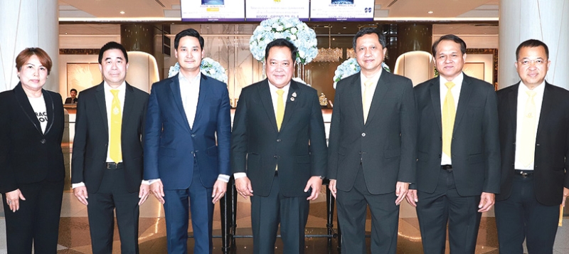 ทบทวนกิจการงานยุติธรรม : อนัคพล อิงคะกุล รองประธานกรรมการบริหาร มิราเคิล กรุ๊ป ต้อนรับ พ.ต.อ.ทวี
สอดส่อง รมว.ยุติธรรม ในโอกาสเป็นประธานเปิดงานกิจกรรมทบทวนและประเมินผลหลักสูตรการ
บริหารงานยุติธรรมและพิธีมอบประกาศนียบัตรพร้อมเข็มวิทยฐานะการบริหารงานยุติธรรม จัดโดย พ.ต.ท.ดร.พงษ์ธร ธัญญสิริ ผอ.สำนักงานกิจการยุติธรรม กระทรวงยุติธรรม ที่ โรงแรมมิราเคิล แกรนด์ คอนเวนชั่น