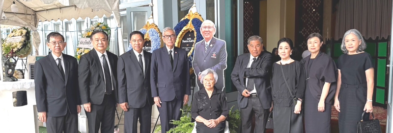 สวดพระอภิธรรม : นายเตช บุนนาค เลขาธิการ สภากาชาดไทย เป็นประธานในพิธีพระราชทานน้ำหลวงอาบศพ นายแพทย์วิศิษฏ์ ฐิตวัฒน์ ผู้อำนวยการ
ศูนย์รับบริจาคอวัยวะ สภากาชาดไทย ณ ศาลากวีนิรมิต (กลางน้ำ) วัดเทพศิรินทราวาสราชวรวิหาร โดยมี คณะกรรมการศูนย์รับบริจาคอวัยวะ สภากาชาดไทย อาทิ รศ.นพ.สุภนิติ์ นิวาตวงศ์, ดร.อนุรุธ ว่องวานิช, กลินท์ สารสิน, ศ.(พิเศษ) เรวัต ฉ่ำเฉลิม, ผาณิต พูนศิริวงศ์, รุ่งฟ้า เกียรติพจน์, พรรณแข นันทวิสัย
ร่วมอาลัย พร้อมได้รับการต้อนรับจาก พญ.วันดี ฐิตวัฒน์ ภริยาผู้วายชนม์ สวดพระอภิธรรมถึง 10 สิงหาคม 18.30 น. และพระราชทานเพลิงศพ 11 สิงหาคม 17.00 น.