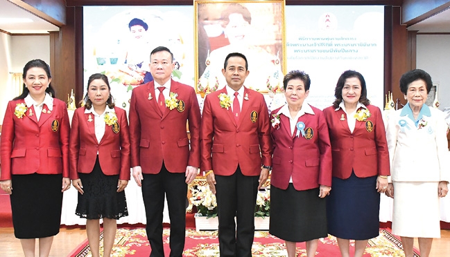 วันแม่ : ร.ต.ท.ดร.มนัส โนนุช ประธานสภาสังคมสงเคราะห์แห่งประเทศไทย ในพระบรมราชูปถัมภ์ และ ธิดารักษ์ สัจจพงษ์ เลขาธิการฯ จัดกิจกรรม “สัปดาห์
วันแม่แห่งชาติ ประจำปี 2568” เพื่อเฉลิมพระเกียรติสมเด็จพระนางเจ้าสิริกิติ์
พระบรมราชินีนาถ พระบรมราชชนนีพันปีหลวง ที่สภาสังคมสงเคราะห์ฯ ถนนราชวิถี