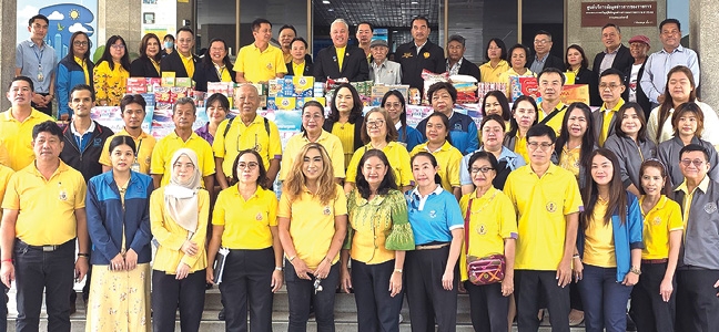 ห่วงใย : ชนะพล ชินปัญจพล ประธาน บจก.ชินบวร ผู้บริหารตลาดเคหะประชารัฐ
บวรร่มเกล้า มอบเงินและเครื่องอุปโภค-บริโภคให้แก่ ทวีพงษ์ วิชัยดิษฐ ผู้ว่าการ
การเคหะแห่งชาติ เพื่อร่วมนำไปช่วยเหลือบรรเทาความเดือดร้อนของประชาชนที่
ได้รับผลกระทบจากสถานการณ์ชายแดนไทย-กัมพูชา ที่สำนักงานการเคหะแห่งชาติ