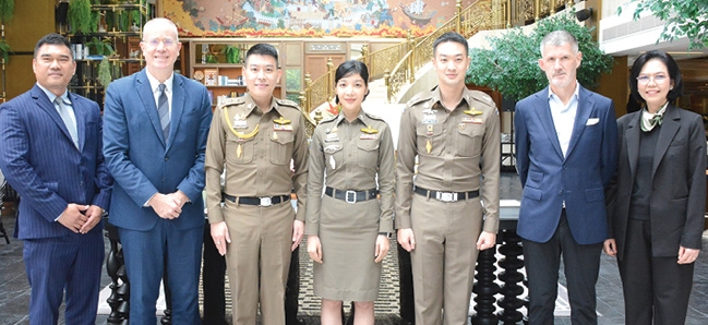 ให้ความรู้ผู้นำชุมชน : สุชานนท์ มงคลธง ผจก.โรงแรมมณเฑียร สุรวงศ์ ต้อนรับ พ.ต.ต.พากฤต กฤตยพงษ์ และคณะที่มาร่วมเป็นวิทยากรโครงการ “ยกระดับเตือนภัยออนไลน์ - สร้างเครือข่าย รู้เท่าทันภัยไซเบอร์” ให้แก่ประชาชนเขตบางรัก โดยมี แกรนท์ ฮิลลี่, อาคิม เลนเดอร์ส และ กัจจาณี เพ็งจันทร์ ร่วมต้อนรับ