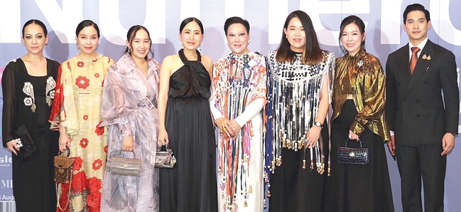 ฉลองก้าวสู่ปีที่ 14 : อมรสิริ บุญญสิทธิ์ บก.บห.นูเมโร ไทยแลนด์ นิตยสารแฟชั่นระดับโลก ลิขสิทธิ์จากฝรั่งเศส จัดงานระดมทุนช่วยเหลือผู้ป่วยโรคหลอดเลือดสมอง รพ.จุฬาลงกรณ์ และสนับสนุนการศึกษาแก่นิสิตคณะอักษรศาสตร์ จุฬาฯ พร้อมสมทบทุนช่วยเหลือทหารชายแดน ที่ โรงแรมแกรนด์ไฮแอท เอราวัณ กรุงเทพ