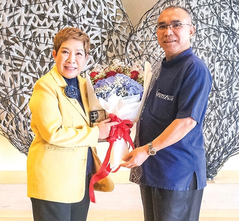ระดับนานาชาติ : วุฒิศักดิ์ พิชญกานต์ ผจก.ทั่วไป โรงแรมเซ็นทาราแกรนด์ฯ ลาดพร้าว ร่วมยินดีกับ ดร.ศุภวรรณ ตีระรัตน์ ที่รับตำแหน่ง ผอ.สนง.ส่งเสริมการจัดประชุมและนิทรรศการ พร้อมแถลงข่าวงาน “Gastech 2026” ซึ่งจะจัดที่โรงแรมเซ็นทาราแกรนด์ฯ ลาดพร้าว