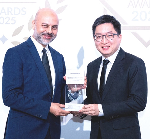 3 รางวัล : ฉี หลิง หยาง Chief Actuary บมจ.ไทยประกันชีวิต
รับรางวัล Institutional Investor Corporate Awards ได้แก่ รางวัล
การยึดมั่นในบรรษัทภิบาลสูงสุด การจัดการด้านนักลงทุนสัมพันธ์ที่ดีที่สุด และผู้บริหารที่มีส่วนสนับสนุนกิจกรรมนักลงทุนสัมพันธ์