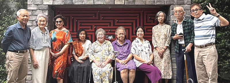 67 ปี บัญชีจุฬาฯรุ่น 19 : มุกดา จิราธิวัฒน์ เอื้อวัฒนะสกุล นัดเพื่อนนิสิตเก่าคณะพาณิชยศาสตร์และการบัญชี จุฬาลงกรณ์มหาวิทยาลัย รุ่นเข้าเรียนปี พ.ศ. 2501 อาทิ สุพจน์ ม่วงศิริ, ไพฑูรย์ ปานสูง, บุญครอง
รัตนวิเชียร, ชนาทิพย์ โปษยานนท์, พัชรี บุตรโพธิ์ และ ณรงค์ ศรียะราช สังสรรค์รำลึก 67 ปี แห่งความหลัง
บัญชีจุฬาฯรุ่น 19 ในบรรยากาศอันอบอุ่น ที่ ภัตตาคารอาหารจีน ไชน่าเพลส ถนนพระรามที่ 6