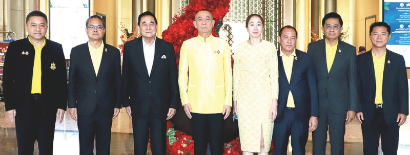 เร่งรัดจัดการ : ดร.อัศวิน อิงคะกุล ประธานกรรมการบริหาร มิราเคิล กรุ๊ป ต้อนรับ ดร.เฉลิมชัย ศรีอ่อน รมว.ทรัพยากรธรรมชาติและสิ่งแวดล้อม ในพิธีเปิด “โครงการประชุมเร่งรัดการดำเนินการตามมติคณะรัฐมนตรีฯ” โดยมี อภิชาต ศักดิเศรษฐ์
ที่ปรึกษา รมว.ทรัพยากรธรรมชาติฯ สุรชัย อจลบุญ อธิบดีกรมป่าไม้, ชญานันท์ ภักดีจิตต์ เลขาธิการ สนง.นโยบายและแผนทรัพยากรธรรมชาติและสิ่งแวดล้อม และ สิทธิชัย เสรีส่งแสง รองปลัดกระทรวงฯ ร่วมงาน ที่ โรงแรมอัศวิน แกรนด์ คอนเวนชั่น

