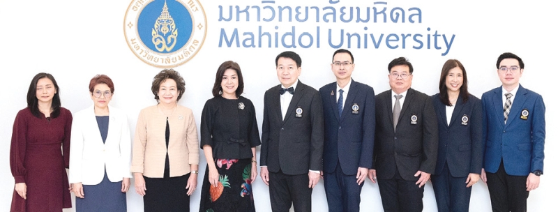 ประสบการณ์จริง : นุสรา (อัสสกุล) บัญญัติปิยพจน์ ประธานเจ้าหน้าที่บริหาร และ กก.ผจก.บมจ.ไทยสมุทรประกันชีวิต พร้อมด้วยคณะผู้บริหาร ร่วมลงนามความร่วมมือทางวิชาการกับ ศ.นพ.ปิยะมิตร ศรีธรา อธิการบดี มหาวิทยาลัยมหิดล เพื่อร่วมมือทางวิชาการ และพัฒนาองค์ความรู้ด้านประกันภัย เทคโนโลยีสารสนเทศ และนวัตกรรมประกันภัย เปิดโอกาสให้นิสิตนักศึกษาได้แลกเปลี่ยนเรียนรู้จากประสบการณ์จริง ขับเคลื่อนสู่การเป็น Digital Insurer อย่างเต็มรูปแบบต่อไปในอนาคต