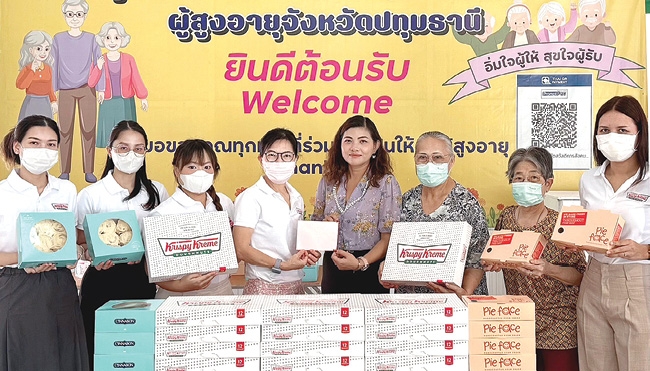 ดูแลผู้สูงอายุ : ดร.อุษณีย์ มหากิจศิริ ลีโอณีโอ ประธาน บริษัท เคเอฟยู จำกัด
ส่งตัวแทนพนักงานร่วมกันมอบเงินบริจาค และจัดเลี้ยงอาหารกลางวัน พร้อมนำผลิตภัณฑ์ภายในเครือ ได้แก่ โดนัท คริสปี้ ครีม, ซินนาบอนโรล และพาย เฟสซ์
มอบให้แก่ผู้สูงวัย ที่ ศูนย์พัฒนาการจัดสวัสดิการสังคมผู้สูงอายุ จังหวัดปทุมธานี