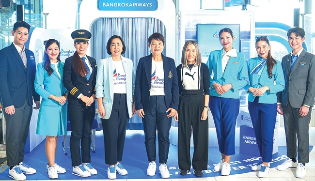 “Asia’s Boutique Airline” : อมรรัตน์ คงสวัสดิ์ รอง กก.ผอ.ใหญ่ฝ่ายขาย บมจ.
การบินกรุงเทพ และ พรทิพย์ วนิชนพรัตน์ ผจก.บริษัท พูม่าสปอร์ตส (ประเทศไทย)จำกัด เปิดตัวรองเท้าผ้าใบคอลเลคชั่นพิเศษ “Bangkok Airways x PUMA” สำหรับพนักงานบริการส่วนหน้า เสริมศักยภาพการให้บริการ ที่ ท่าอากาศยานสุวรรณภูมิ