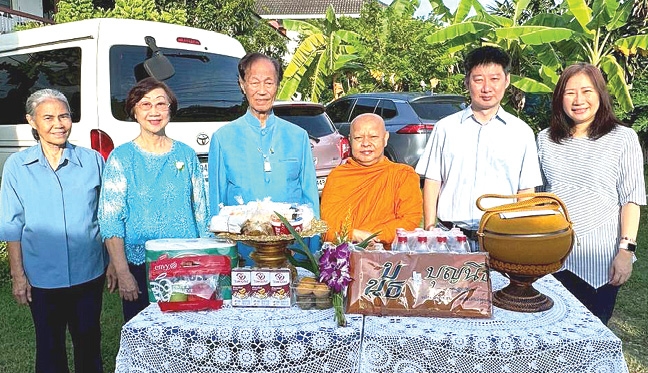 ถวายเป็นพระราชกุศล : สุรินทร์ โกสิยางกูร (อายุ 94 ปี) ประธานจัดงาน
“12 สิงหา มหาราชินี” ปีที่ 33 ถวายผ้าไตรแด่ พระศรีภัททิยบดี ผู้ช่วยเจ้าอาวาส วัดชนะสงครามราชวรมหาวิหาร และถวายภัตตาหารที่โรงพยาบาลสงฆ์ โดยมี สิทธิชัย อุดมแก้วกาญจนา, รัชฎา สายสน, พรพิมล-สรณันทน์ โกสิยางกูร ร่วมพิธี