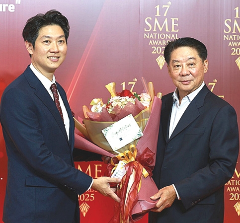 สุดยอดผู้ประกอบการ : เรวัติ หทัยสัตยพงศ์ ผอ.ใหญ่ ธุรกิจอาหาร
สัตว์บก ซีพีเอฟ ยินดีกับ น.สพ.วรวุฒิ ศิริปุณย์ ประธานกรรมการบริหาร บจก.ฟาร์มหมอต้น ธุรกิจการเลี้ยงสุกร ที่ได้รับ 3 รางวัลในโครงการ MSME National Awards ที่ โรงแรมสยาม เคมปินสกี้ กรุงเทพ