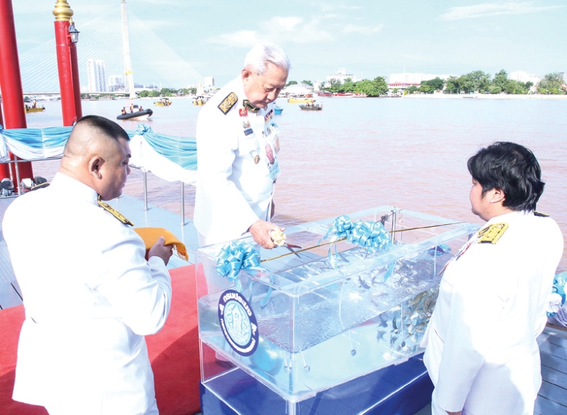 พระบาทสมเด็จพระเจ้าอยู่หัว ทรงพระกรุณาโปรดเกล้าโปรดกระหม่อมให้ พล.อ.สุรยุทธ์ จุลานนท์ ประธานองคมนตรี เป็นผู้แทนพระองค์ ไปในการบำเพ็ญพระราชกุศลปล่อยโค 1 คู่ นกเขาชวา 94 ตัว และปลา 1 ล้านตัว
เนื่องในโอกาสวันเฉลิมพระชนมพรรษา สมเด็จพระนางเจ้าสิริกิติ์ พระบรมราชินีนาถ พระบรมราชชนนีพันปีหลวง
12 สิงหาคม 2568 ณ ท่าวาสุกรี เขตดุสิต กรุงเทพมหานคร เมื่อวันอังคารที่ 12 สิงหาคม 2568