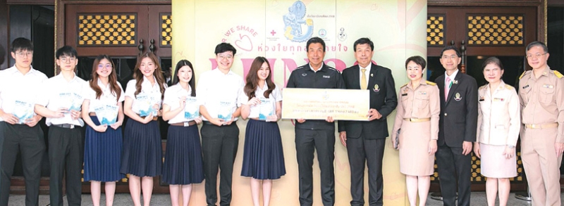 ห่วงใย ... ทุกลมหายใจ : รศ.นพ.ฉันชาย สิทธิพันธุ์ คณบดี คณะแพทยศาสตร์ จุฬาลงกรณ์มหาวิทยาลัย มอบหน้ากากอนามัยพอดี POR-DEE PM2.5 Face mask 2,400 ชิ้น ให้แก่ ชัชชาติ สิทธิพันธุ์ ผู้ว่าราชการกรุงเทพมหานคร เพื่อส่งต่อให้ประชาชนทั่วทุกเขต ใช้สำหรับการป้องกันฝุ่น PM2.5 และมลพิษทางอากาศ ในโครงการเข็มวันอานันทมหิดล ประจำปี 2568 โดยมี รศ.ทวิดา กมลเวชช รองผู้ว่าราชการ กทม.ร่วมในพิธี