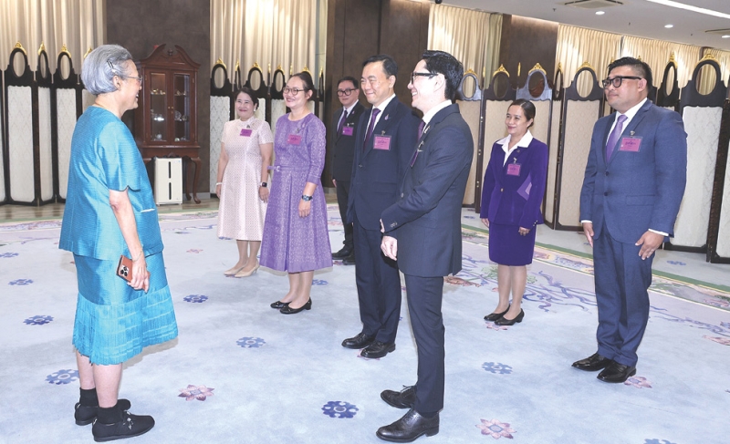 สมเด็จพระกนิษฐาธิราชเจ้า กรมสมเด็จพระเทพรัตนราชสุดาฯ สยามบรมราชกุมารี เสด็จออก ณ วังสระปทุม พระราชทานพระราชวโรกาสให้ นายกฤษณ์ จันทโนทก กรรมการและประธานเจ้าหน้าที่บริหาร ธนาคารไทยพาณิชย์ จำกัด
(มหาชน) นำคณะกรรมการและเจ้าหน้าที่ธนาคารฯ เฝ้าทูลละอองพระบาท ทูลเกล้าทูลกระหม่อมถวายเงินรายได้จากการร่วมกิจกรรมในงานกาชาด ประจำปี 2567 เพื่อบำรุงสภากาชาดไทย เมื่อวันอาทิตย์ที่ 10 สิงหาคม 2568 เวลา 17.30 น.

