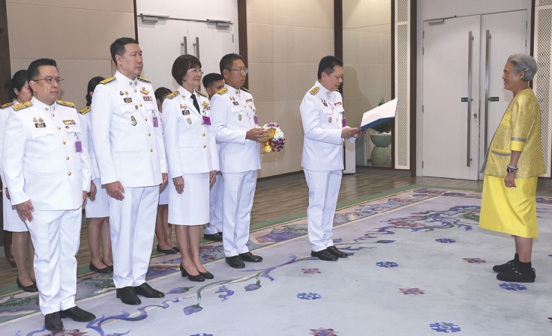 สมเด็จพระกนิษฐาธิราชเจ้า กรมสมเด็จพระเทพรัตนราชสุดาฯ สยามบรมราชกุมารี เสด็จออก ณ วังสระปทุม กรุงเทพมหานคร พระราชทานพระราชวโรกาสให้ นายลวรณ แสงสนิท ปลัดกระทรวงการคลัง นำคณะกรรมการ
ร้านกาชาดกระทรวงการคลัง เฝ้าทูลละอองพระบาท ทูลเกล้าทูลกระหม่อมถวายเงินรายได้จากการออกร้าน
ในงานกาชาด ประจำปี 2567 เพื่อบำรุงสภากาชาดไทย เมื่อวันจันทร์ที่ 4 สิงหาคม 2568 เวลา 15.00 น.