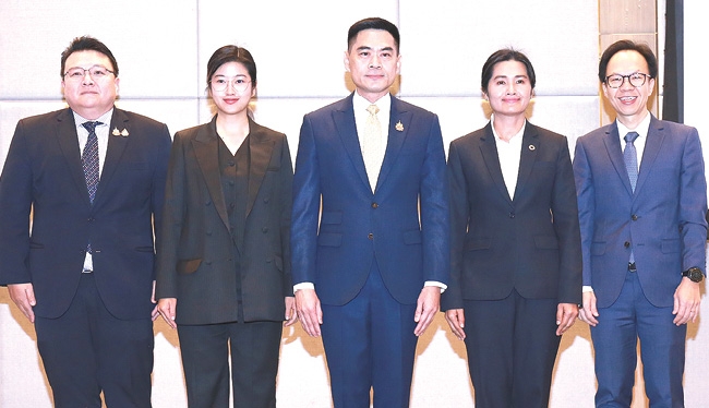 รับฟังความคิดเห็น : ดร.พิรุณ สัยยะสิทธิ์พานิช อธิบดีกรมการเปลี่ยนแปลงสภาพภูมิอากาศและสิ่งแวดล้อม เปิดการประชุมหัวข้อ “แนวทางการรายงานการปล่อยก๊าซเรือนกระจกภาคบังคับ เพื่อสนับสนุนเป้าหมายด้านการเปลี่ยนแปลงสภาพภูมิอากาศของประเทศไทย” ที่ โรงแรมอัศวิน แกรนด์ คอนเวนชั่น เขตหลักสี่