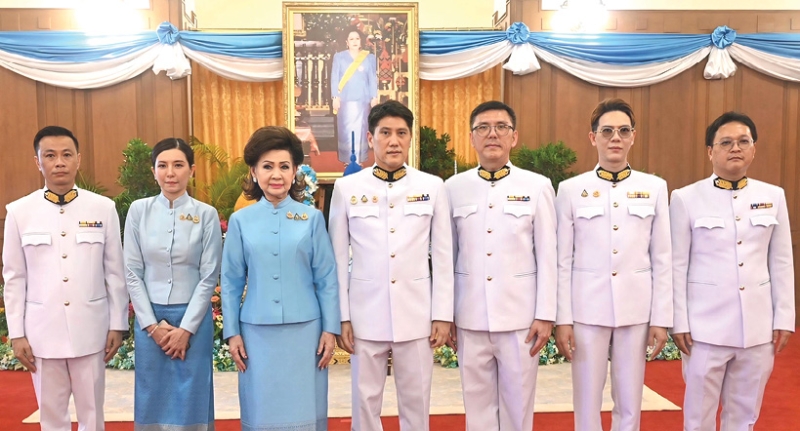 ถวายพระพร : ละออ ตั้งคารวคุณ รองประธานผู้ก่อตั้ง บมจ.ทีโอเอ เพ้นท์ (ประเทศไทย) และ จตุภัทร์ ตั้งคารวคุณ
ประธานเจ้าหน้าที่บริหาร พร้อมด้วยผู้บริหาร ทูลเกล้าฯ ถวายแจกันดอกไม้เบื้องหน้าพระฉายาลักษณ์ และลงนามถวายพระพรชัยมงคล เนื่องในโอกาสวันเฉลิมพระชนมพรรษา สมเด็จพระนางเจ้าสิริกิติ์ พระบรมราชินีนาถ พระบรมราชชนนีพันปีหลวง 12 สิงหาคม 2568 ณ ศาลาสหทัยสมาคม ในพระบรมมหาราชวัง