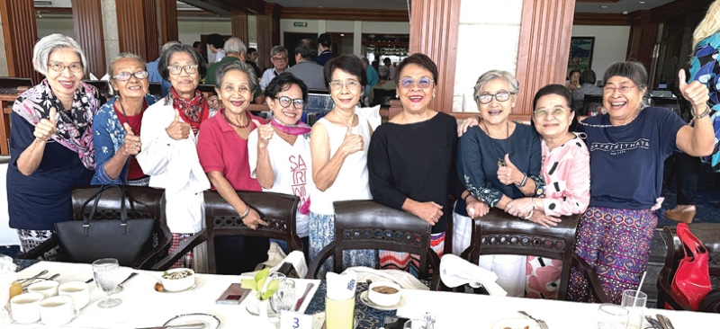 ประชุมกลุ่มทำงาน : พล.ต.หญิง สาริณี มกรมณี, พล.ต.หญิง นิลุบล วรรณวนิช และ รศ.ดร.ทรงพร
ทาเจริญศักดิ์ นัดเพื่อนศิษย์เก่า โรงเรียนสตรีวิทยา รุ่น 64 ประชุมเพื่อเตรียมจัดงานรวมรุ่นครั้งใหญ่ปลายปี 2568 โดยมี ชฎาวดี คงสิริ, สุนทรี ศุภวงศ์, รัชนี กัลยาณคุณาวุฒิ, บุญจิรา ถึงสุข, พรทิพา ถาวรบุตร, พูนสุข ชินะจิตพันธุ์ และ ตุ้มทอง สิรินุต ร่วมงาน ที่ ห้อง The Winning Post สมาคมราชกรีฑาสโมสร