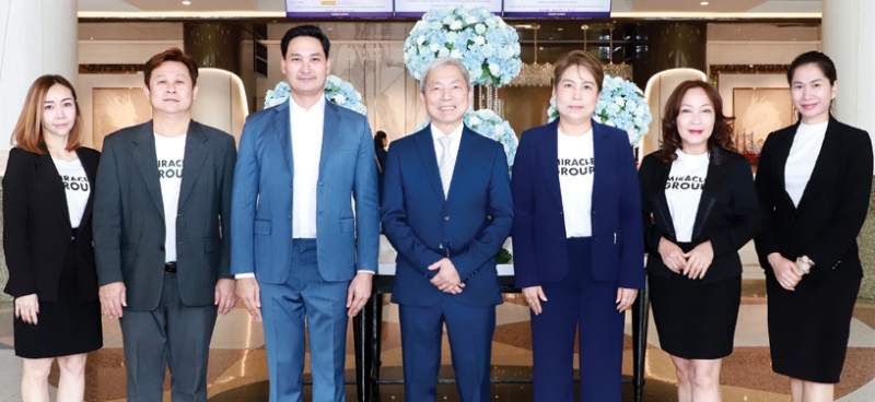 ประชุมวิชาการ : อนัคพล อิงคะกุล รองประธานกรรมการบริหาร มิราเคิล กรุ๊ป พร้อม
คณะผู้บริหาร ต้อนรับ นพ.ทวีศักดิ์ โชติวัฒนพงษ์ ผอ.มูลนิธิรักษ์หัวใจ และ ประธานศูนย์
ความเป็นเลิศด้านโรคทรวงอก ในโอกาสเป็นประธานเปิดการประชุม หัวข้อ “8th CDI-
International Heart Symposium & Train The Trainer Annual Forum 2025” จัดโดย สถาบันโรคทรวงอก กรมการแพทย์ กระทรวงสาธารณสุข ที่ โรงแรมมิราเคิล แกรนด์ คอนเวนชั่น