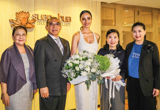 ร่วมยินดี : สุพัตรา จิราธิวัฒน์ กก.บมจ.โรงแรมเซ็นทรัลพลาซา และ วุฒิศักดิ์
พิชญกานต์ ผจก.ทั่วไป โรงแรมเซ็นทารา แกรนด์ฯ ลาดพร้าว ต้อนรับ โอปอล
สุชาตา ช่วงศรี Miss World 2025 ในโอกาสเข้าพักที่โรงแรมฯ และร่วมรับประทาน
อาหารค่ำเมนูตำรับชาววัง ด้วยแนวคิด “อาหารเป็นยา” ที่ ห้องอาหารสวนบัว
