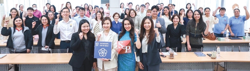 S&P Knowledge Sharing : มณีสุดา ศิลาอ่อน ปธ.จนท.สำนักพัฒนาความยั่งยืนและสื่อสารองค์กร บมจ.เอส แอนด์ พี ซินดิเคท จัดอบรมเชิงปฏิบัติการให้แก่คู่ค้า
ธุรกิจรายสำคัญ หัวข้อ “S&P ส่งเสริมศักยภาพคู่ค้า เพื่อร่วมบรรลุเป้าหมาย Net Zero” โดยเชิญ ดร.วิชชุวรรณ พึ่งเจริญ Head of Climate Solutions ฝ่ายนวัตกรรม
พลังงาน บมจ.บีซีพีจี ผู้นำด้านโซลูชั่นพลังงานและการบริหารจัดการคาร์บอน ผู้เชี่ยวชาญนโยบายการเปลี่ยนแปลงสภาพภูมิอากาศ มาบรรยายให้ความรู้ความเข้าใจและยกระดับขีดความสามารถของคู่ค้าในการประเมินคาร์บอนฟุตพริ้นท์ เดินหน้าสู่เป้าหมายความเป็นกลางทางคาร์บอนร่วมกันที่ S&P Hall ถนนสุขุมวิท 26