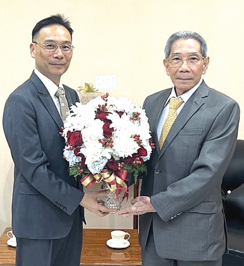 รับตำแหน่งใหม่ : ดร.องอาจ เดชอิทธิรัตน์ ที่ปรึกษาสำนักประธานอาวุโส เครือเจริญโภคภัณฑ์ แสดงความยินดีกับ มร.
ปีเตอร์ หลาน ผู้แทนรัฐบาลสาธารณรัฐจีน (ไต้หวัน) ประจำประเทศไทย ที่ สำนักงานเศรษฐกิจและวัฒนธรรมไทเป กรุงเทพฯ