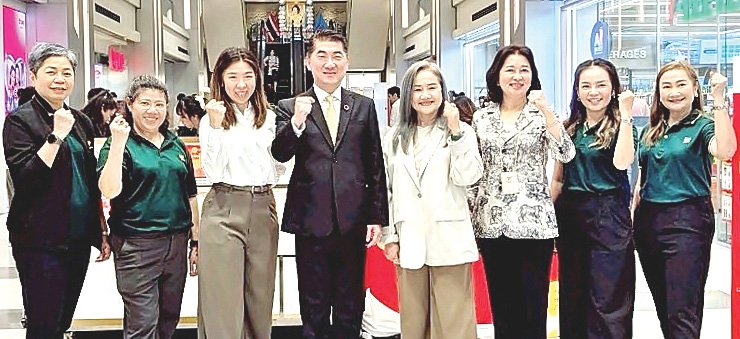 สานต่อพันธกิจเพื่อสังคม : ประสิทธิ์ บุญดวงประเสริฐ ประธานคณะผู้บริหาร บมจ.เจริญโภคภัณฑ์อาหาร
(ซีพีเอฟ) จัดกิจกรรม “ทุกการซื้อ คือพลังแห่งการให้” นำผลิตภัณฑ์สินค้าคุณภาพของซีพีเอฟ จัดจำหน่าย
ในราคาพิเศษ เพื่อนำรายได้หลังหักค่าใช้จ่ายร่วมสมทบทุนซ่อมแซมอาคารโรงพยาบาลชายแดนใน 7 จังหวัด
พื้นที่เสี่ยงที่ได้รับผลกระทบจากเหตุการณ์ชายแดนไทย-กัมพูชา ที่ อาคาร ซี.พี.ทาวเวอร์ ถนนสีลม