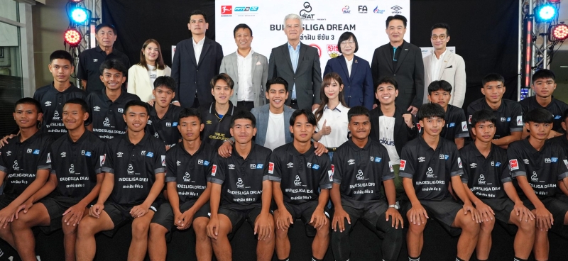 เตะล่าฝัน ซีซัน 3 : ดร.แอ็นส์ท ไรเชิล เอกอัครราชทูตสหพันธ์สาธารณรัฐเยอรมนีประจำราชอาณาจักรไทย
แถลงข่าวโครงการ “SAT Presents Bundesliga Dream” โดยมี พรชัย พูนล้ำเลิศ รักษาการ กก.ผอ.ใหญ่ สถานีโทรทัศน์ PPTV HD ช่อง 36 พร้อมพันธมิตรจาก Bundesliga International, การกีฬาแห่งประเทศไทย, สมาคมฟุตบอลฯ และ บมจ.การบินกรุงเทพ ร่วมงาน ที่ อาคารเฉลิมพระเกียรติ การกีฬาแห่งประเทศไทย