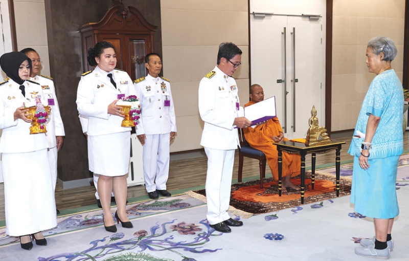 สมเด็จพระกนิษฐาธิราชเจ้า กรมสมเด็จพระเทพรัตนราชสุดาฯ สยามบรมราชกุมารี เสด็จออก ณ วังสระปทุม
พระราชทานพระราชวโรกาสให้ประธานสภาเกษตรกรจังหวัดฉะเชิงเทรา นำสมาชิกสภาเกษตรกรจังหวัดฉะเชิงเทรา และคณะสมาคมกลุ่มโรงเรียนค่ายพุทธบุตร เฝ้าฯ ทูลเกล้าฯ ถวายข้าวสารพันธุ์หอมมะลิ 105 เพื่อพระราชทานแก่โรงเรียนตำรวจตระเวนชายแดนและโรงเรียนในถิ่นทุรกันดารตามพระราชอัธยาศัย