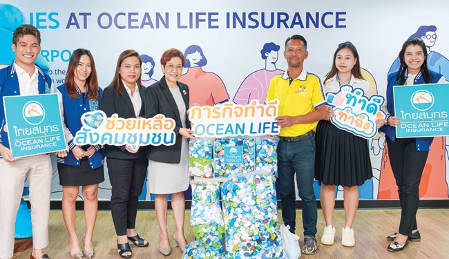 “SUSTAINABLE WITH LOVE” : วิลาวัลย์ วรุตพิพัฒน์ Chief People
Officer บมจ.ไทยสมุทรประกันชีวิต มอบฝาขวดพลาสติกที่ได้รับจากพนักงาน ให้แก่
ตัวแทนจาก วัดจากแดง จ.สมุทรปราการ เพื่อนำเข้าสู่กระบวนการรีไซเคิล เปลี่ยน
พลาสติกเหลือใช้ให้กลายเป็นสิ่งของที่มีคุณค่า และช่วยกันลดปริมาณขยะพลาสติก