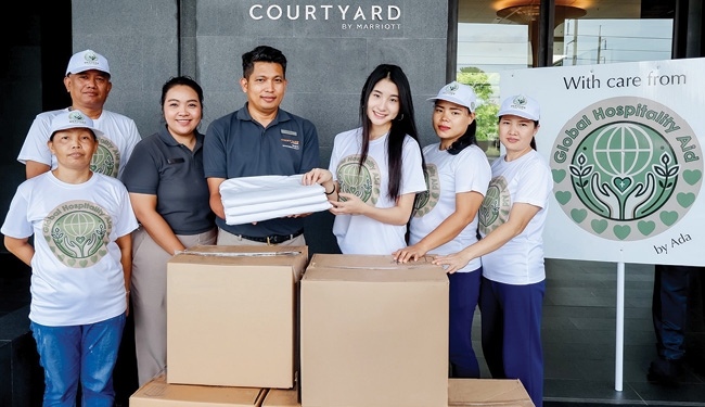 เพื่อสังคม : รัตพร แนมน้อย ผอ.ฝ่ายวิศวกรรม โรงแรมคอร์ทยาร์ด บาย แมริออทฯ
สุวรรณภูมิ แอร์พอร์ท มอบผ้าลินินสภาพดี 80 ผืน ให้แก่โครงการ Global Hospitality Aid เพื่อนำสิ่งของเหลือใช้จากโรงแรมในประเทศไทยไปแปรรูปเป็น
ชุดยังชีพ สำหรับช่วยเหลือผู้พลัดถิ่นในพื้นที่ความขัดแย้งและเขตภัยพิบัติทั่วโลก