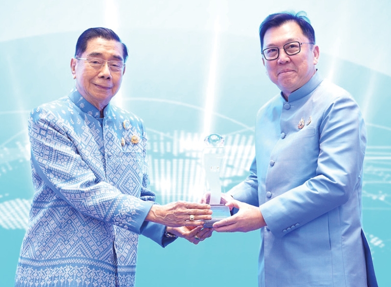 เชิดชูเกียรติ : นายกองเอก เปล่งศักดิ์ ประกาศเภสัช ที่ปรึกษาอาวุโส บมจ.ไทยเซ็นทรัลเคมี ผู้นำด้านการผลิต
และจำหน่ายปุ๋ยเคมีคุณภาพสูงรายใหญ่ของประเทศไทย ภายใต้ตราสินค้าหัววัว-คันไถ รับรางวัล “เพชรพาณิชย์” ประจำปี 2568 จาก จตุพร บุรุษพัฒน์ รมว.พาณิชย์ ในฐานะผู้ประกอบการที่มีบทบาท
สำคัญและทำคุณประโยชน์ต่อกระทรวงพาณิชย์ รวมถึงส่งเสริมการพัฒนาเศรษฐกิจการค้าของไทย